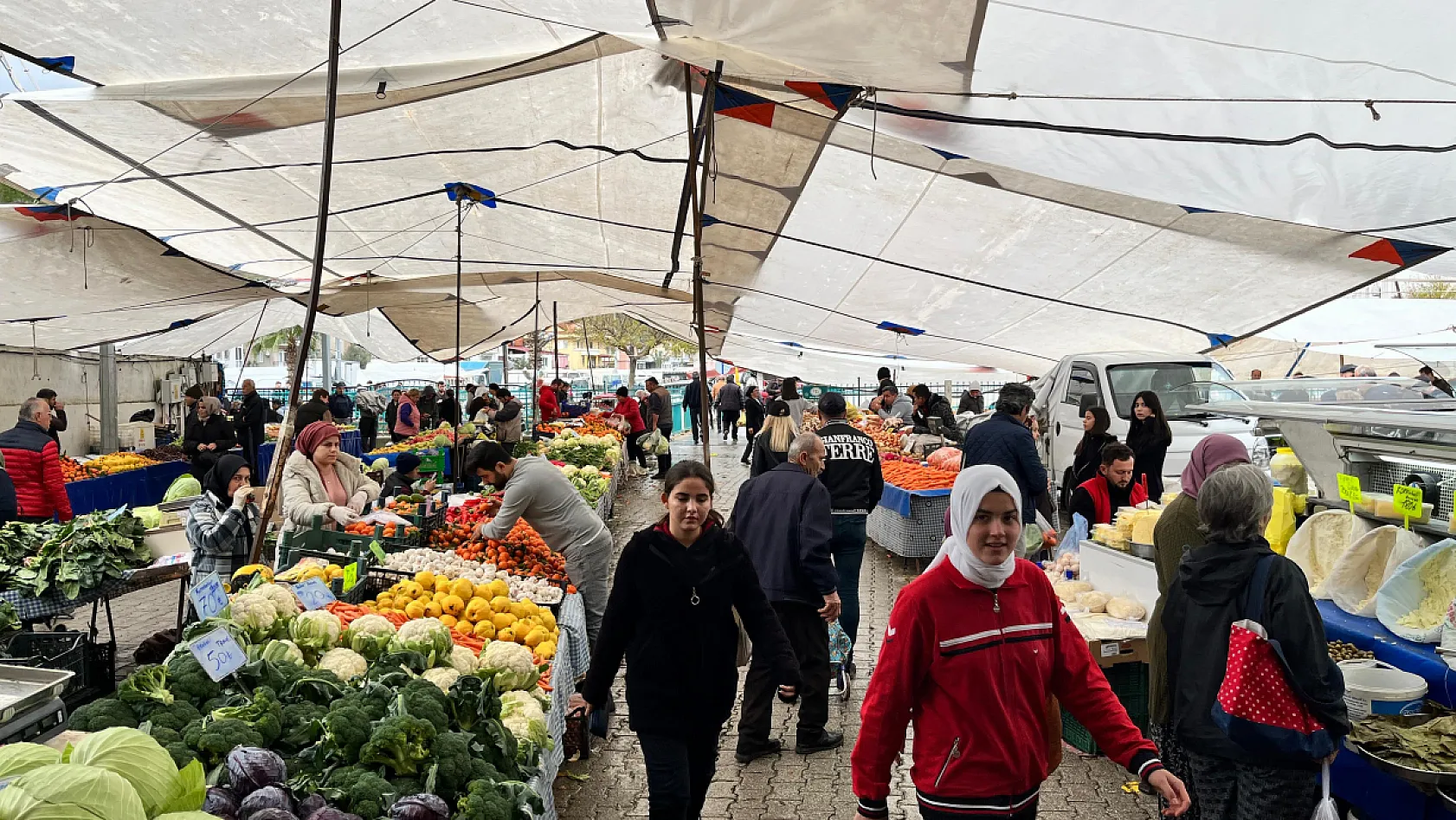 Fethiye'de Başkan Hıra, 'Bu Havada Pazar Esnafımızın İş Yapması Zor Oluyor'