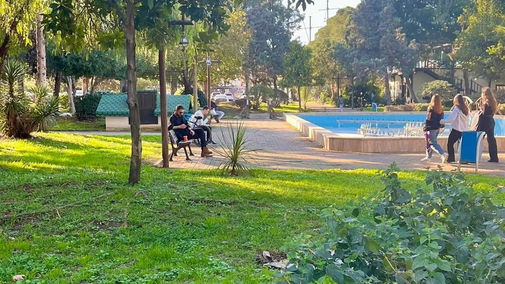 Fethiye'ye bahar havası geldi! Sokaklar, parklar ve Kordon dolup taştı