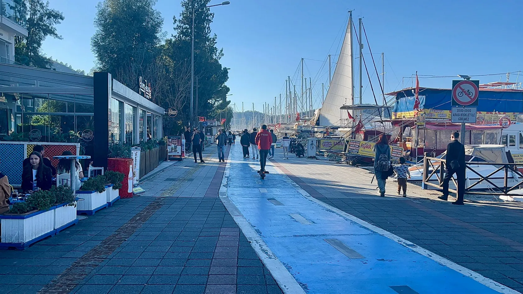 Fethiye'ye bahar havası geldi! Sokaklar, parklar ve Kordon dolup taştı