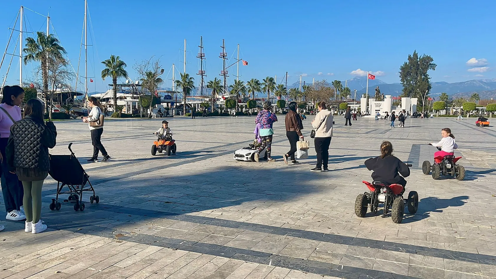 Fethiye'ye bahar havası geldi! Sokaklar, parklar ve Kordon dolup taştı