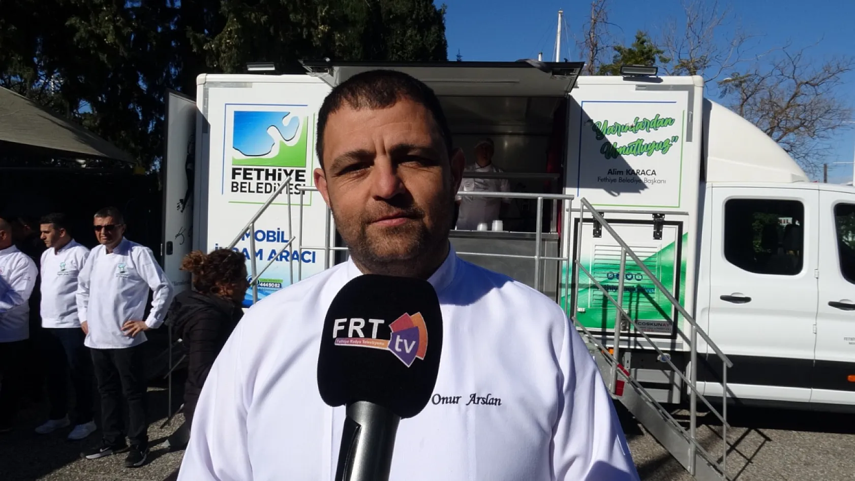Fethiye'de depremde hayatını kaybedenlerin anısına irmik helvası ikramı