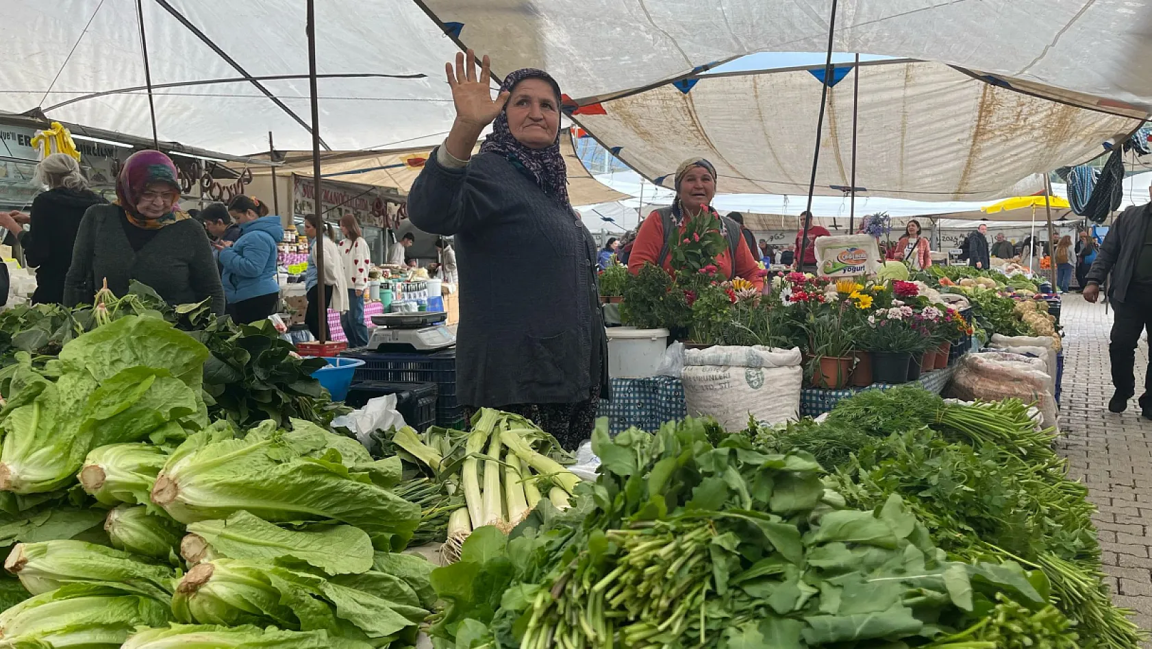 Fethiye Salı Pazarı'nda esnaf kardeşler işlerinden memnun