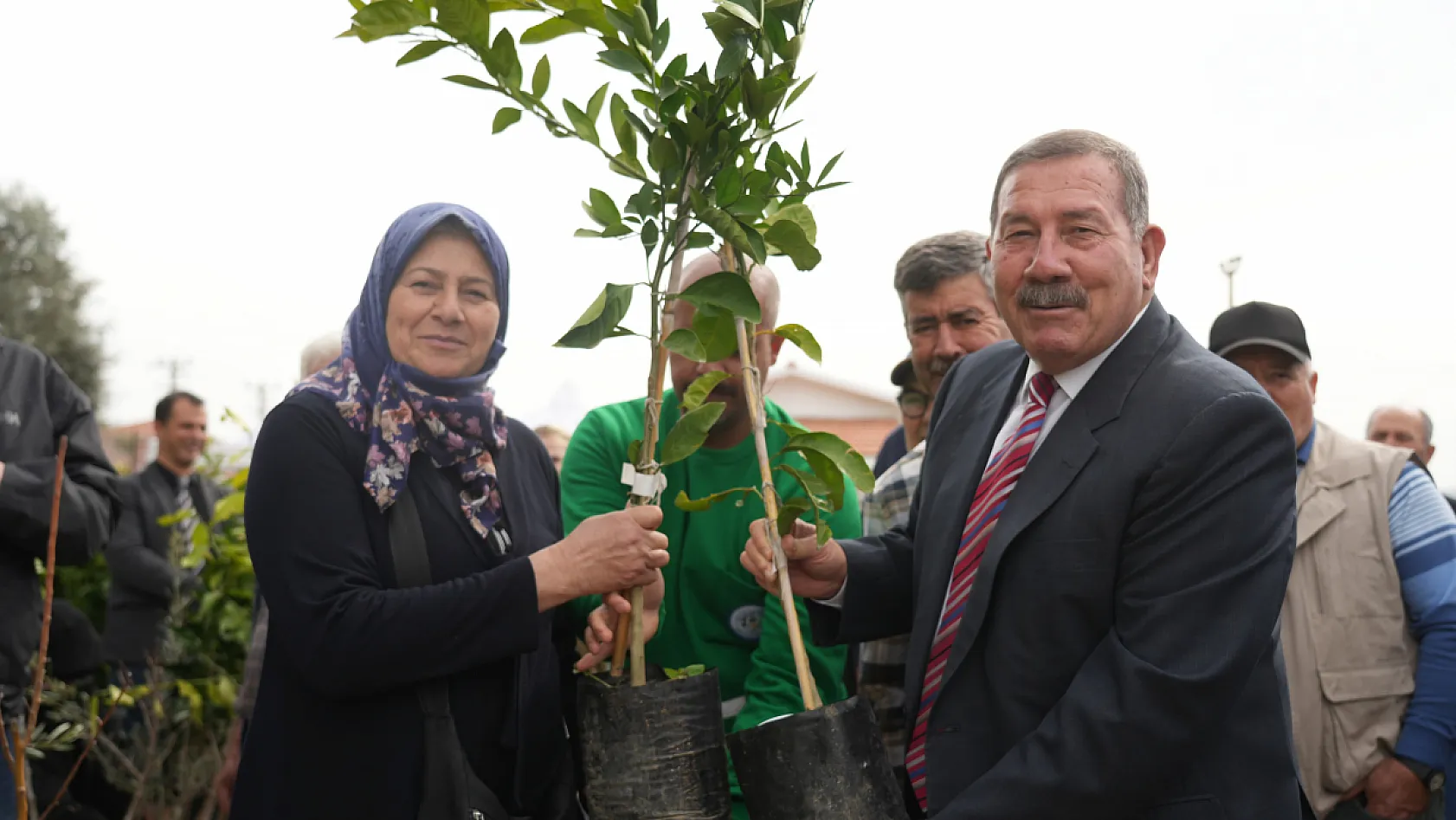 Milas Belediyesi üreticilere fidan desteği sağladı