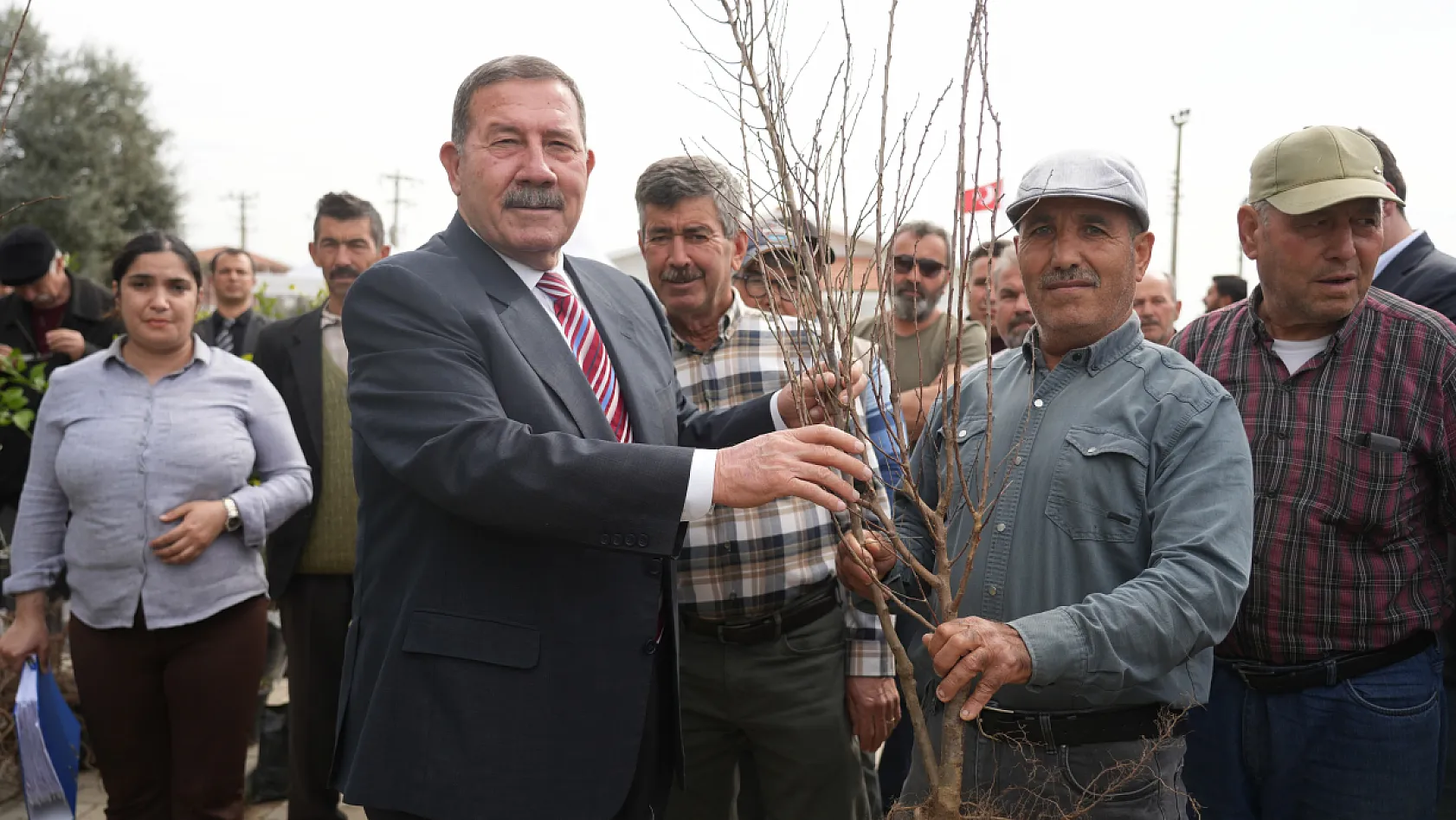 Milas Belediyesi üreticilere fidan desteği sağladı