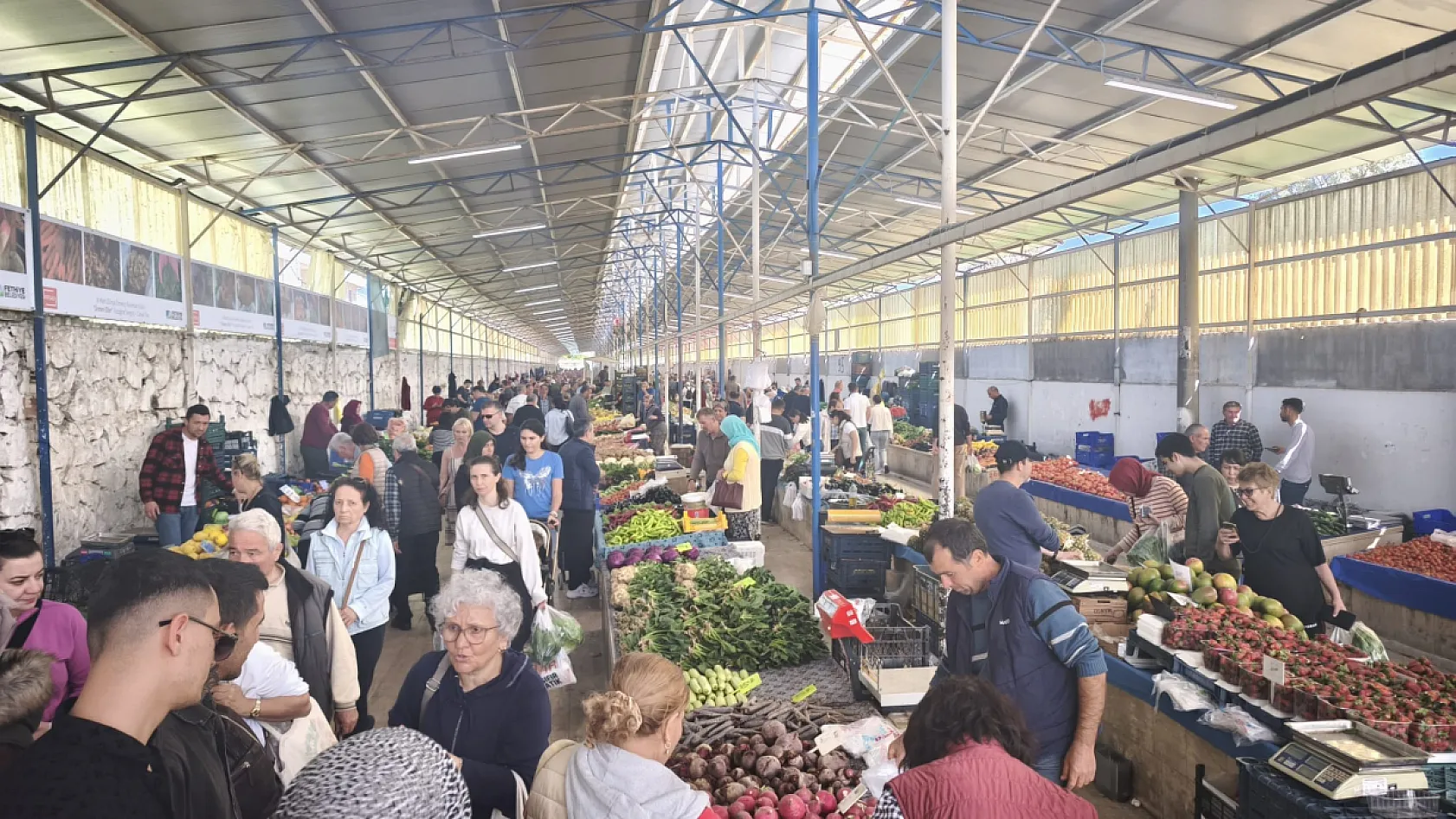 Fethiyeli vatandaşlar, Salı Pazarı'ndaki fiyatların pahalılığından isyan etti