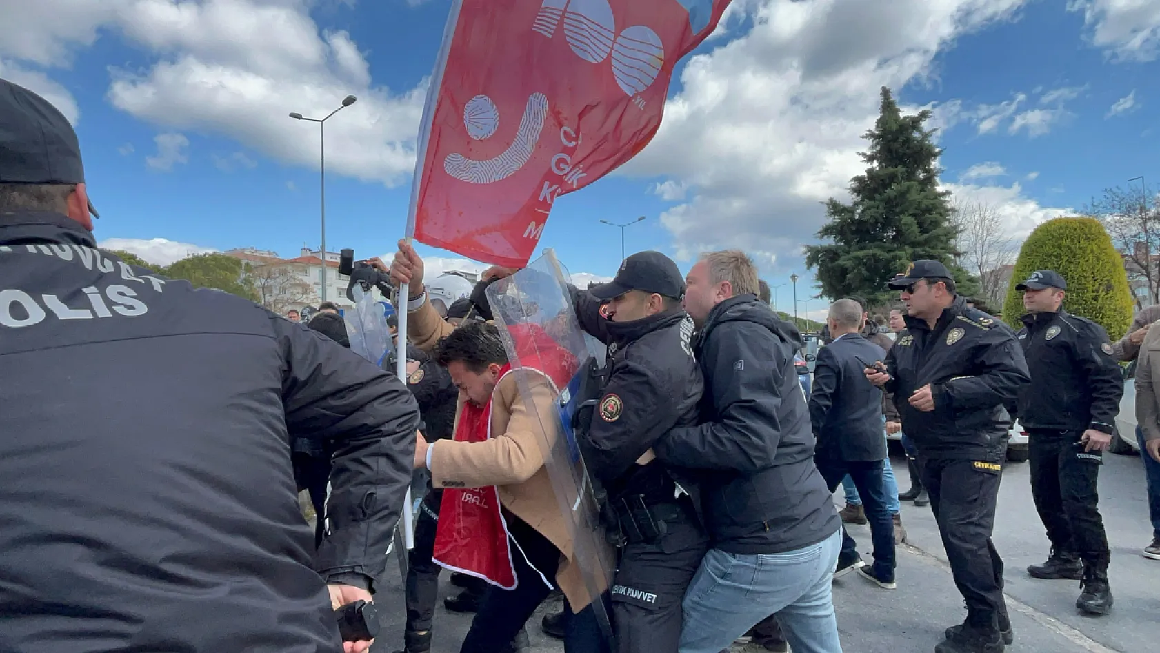 Muğla'da İmamoğlu'na Destek Yürüyüşünde Polis Müdahalesi