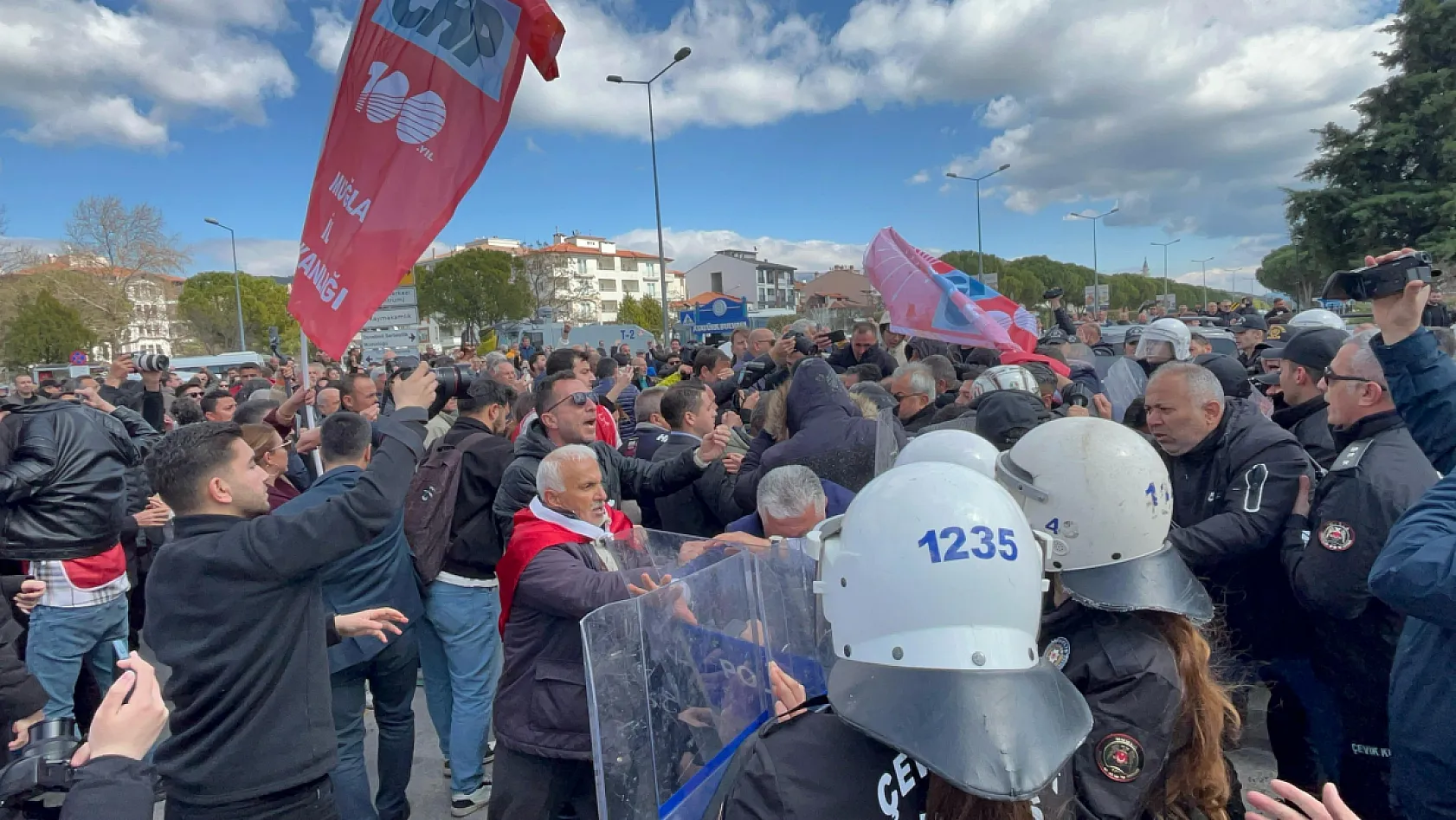 Muğla'da İmamoğlu'na Destek Yürüyüşünde Polis Müdahalesi