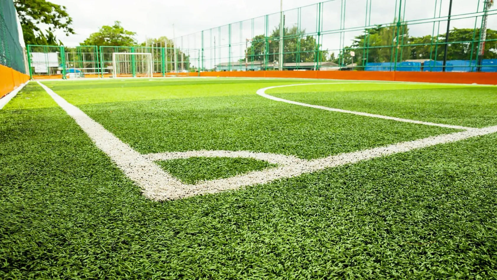 Laçin'den Muğla'ya Halı Saha ve Tenis Kortu müjdesi