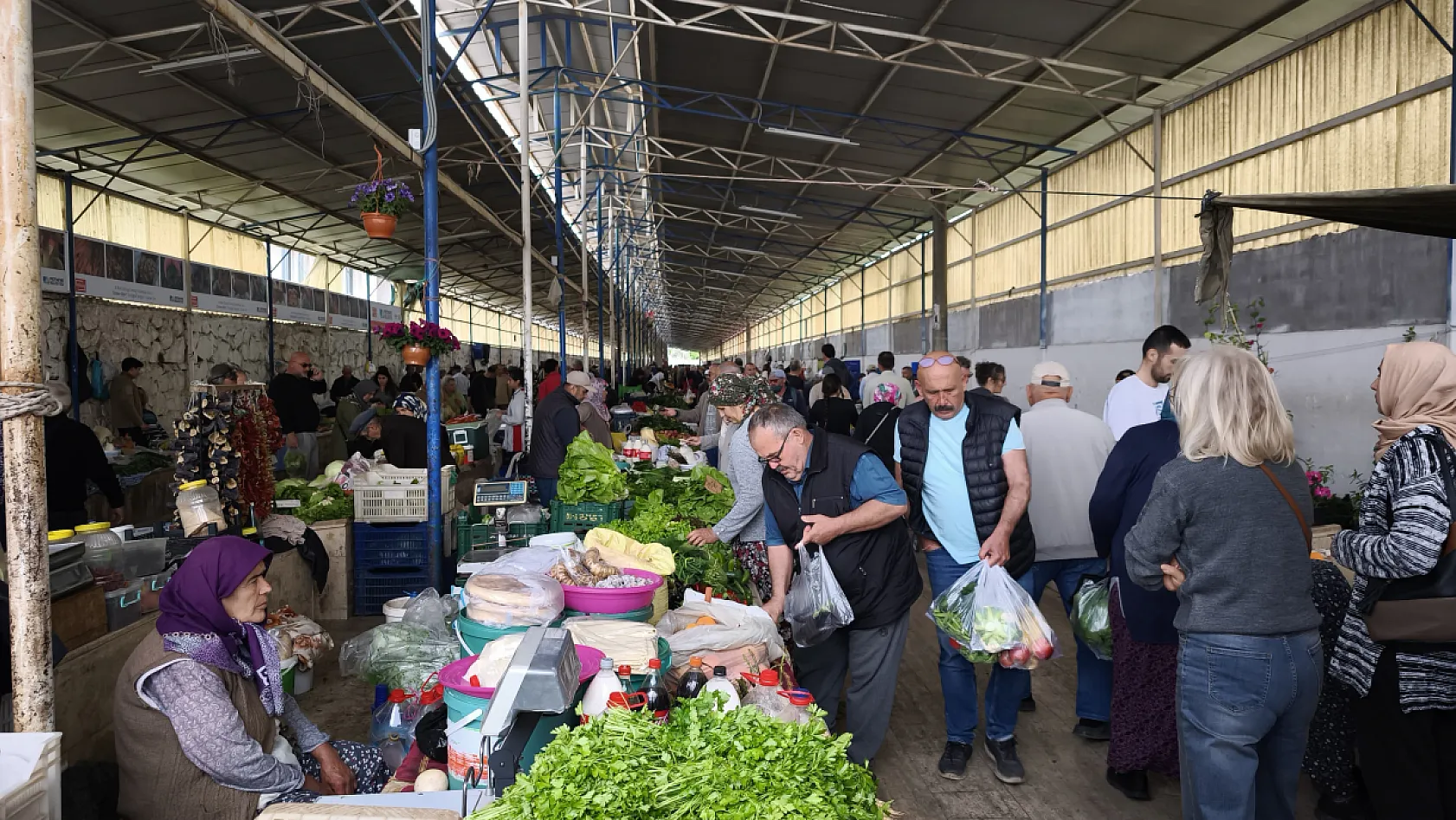 Fethiye'de emekli kamu personeli: 'Ben 30 bin lirayla geçinemiyorum, 14 bin lira alan ne yapsın?'