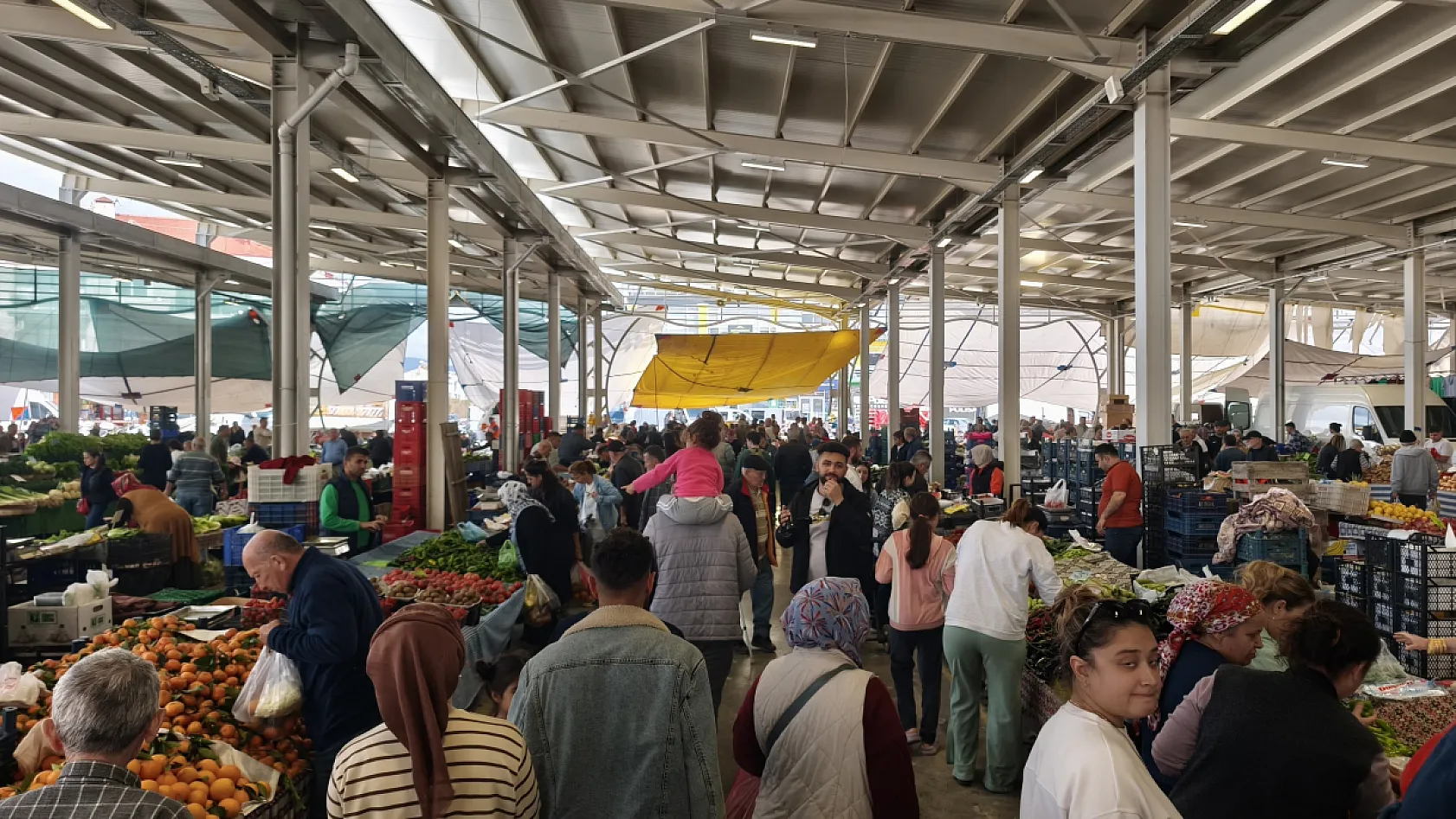 Fethiye Cumartesi Pazarı, arefe gününde doldu taştı