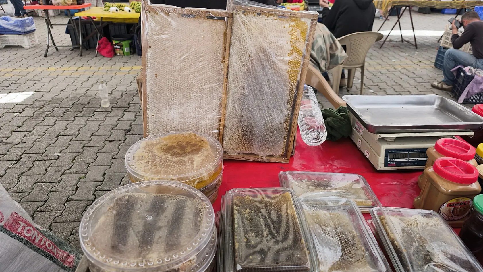 Fethiye'de organik ve sahte bal arasındaki farkları üretici açıkladı