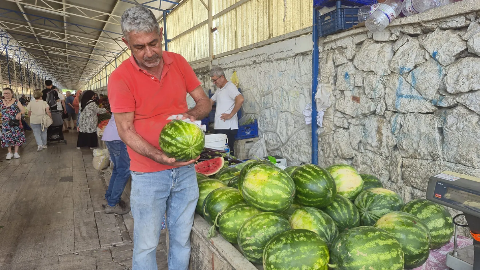 Fethiye'de karpuz mevsimi geldi ve Cuma Pazarı'ndaki yerini aldı