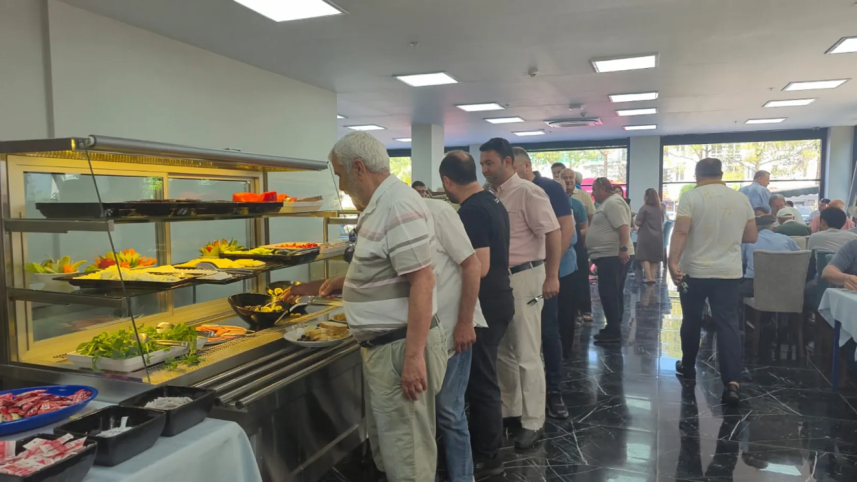 Kesikkapı Muhtarı Süzen Taşar'dan Babalar Günü'ne Özel Kahvaltı Organizasyonu
