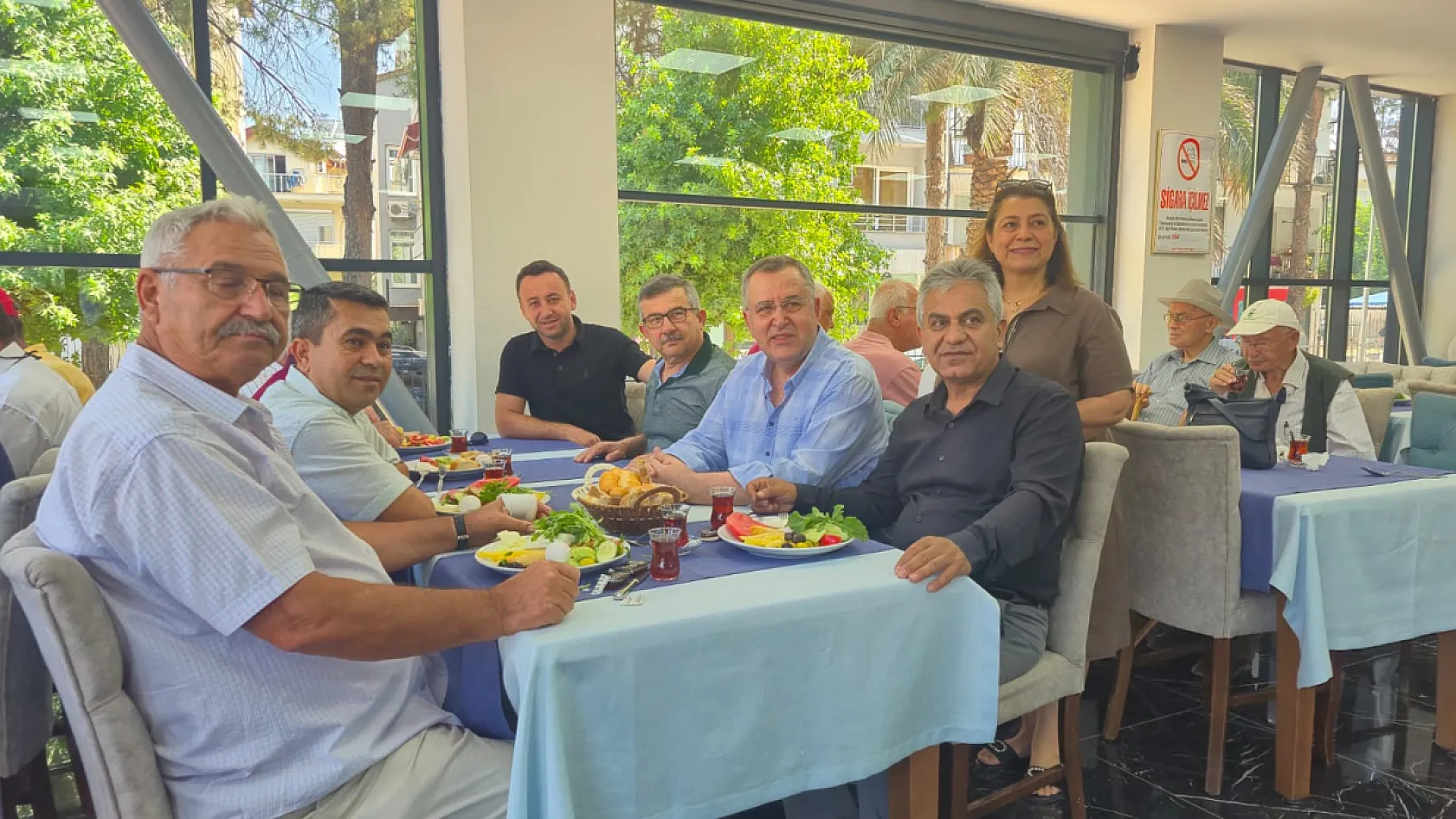 Kesikkapı Muhtarı Süzen Taşar'dan Babalar Günü'ne Özel Kahvaltı Organizasyonu