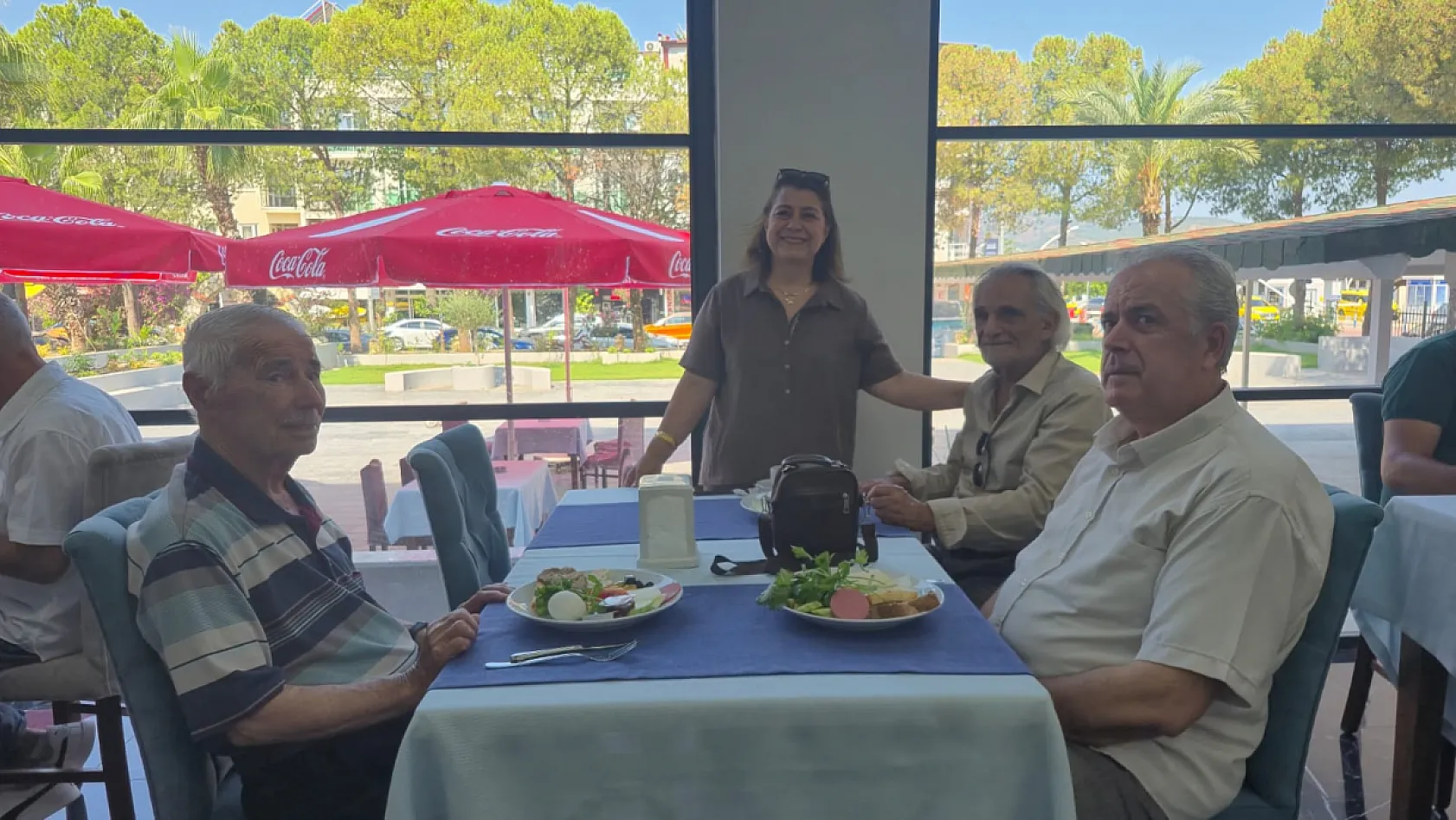 Kesikkapı Muhtarı Süzen Taşar'dan Babalar Günü'ne Özel Kahvaltı Organizasyonu