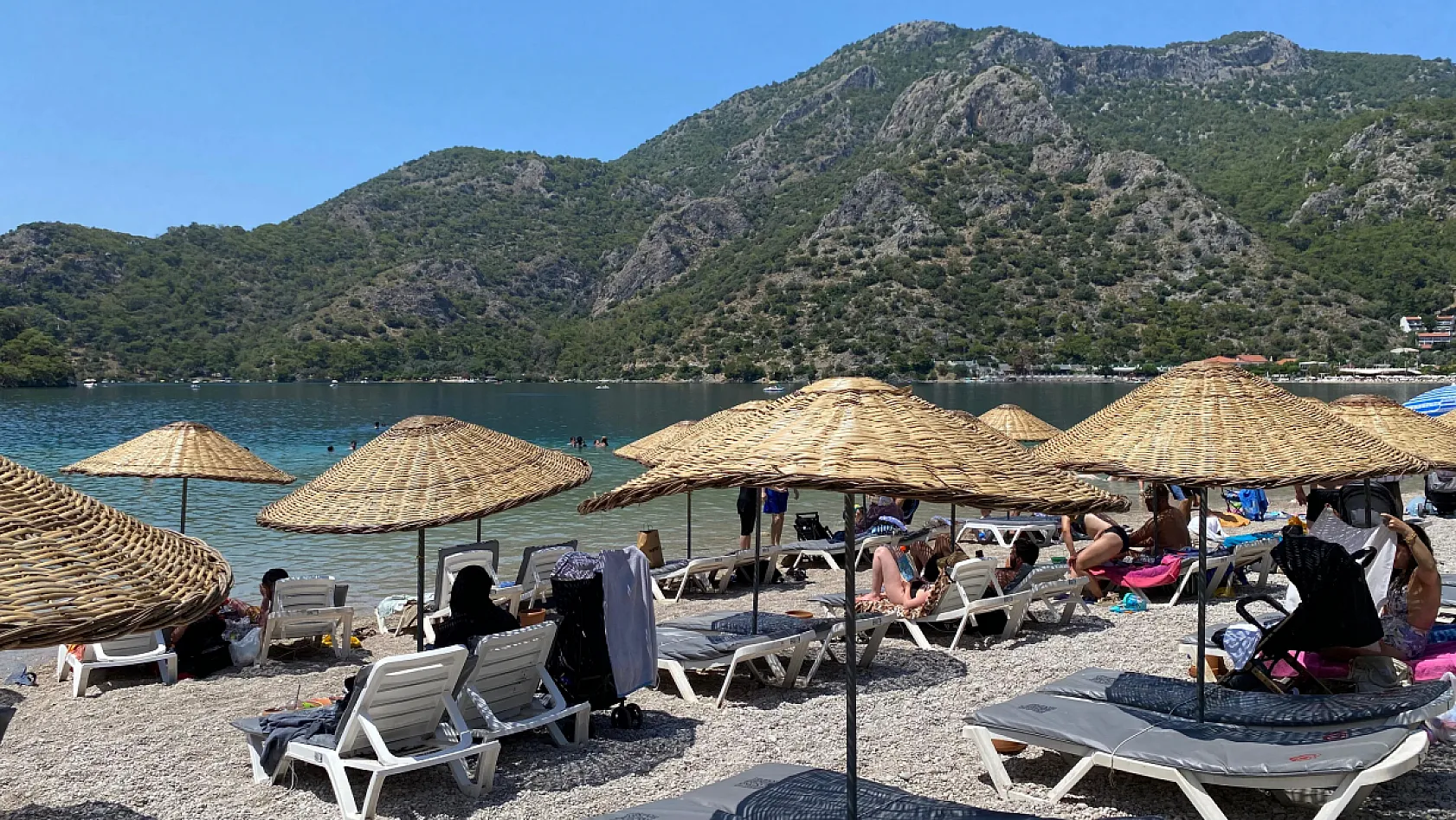 Fethiye'nin Mavi Bayraklı Plajı Kumburnu, Tatilcilerin Gözdesi