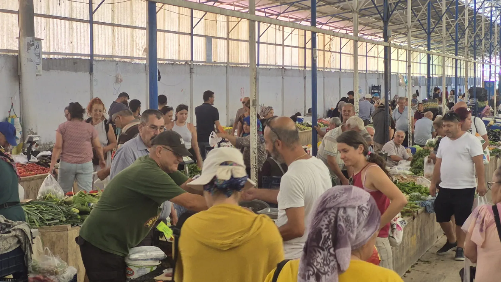 Fethiye Cuma Pazarı'nda durgunluk hâkim, 'Turizm çok zayıf'