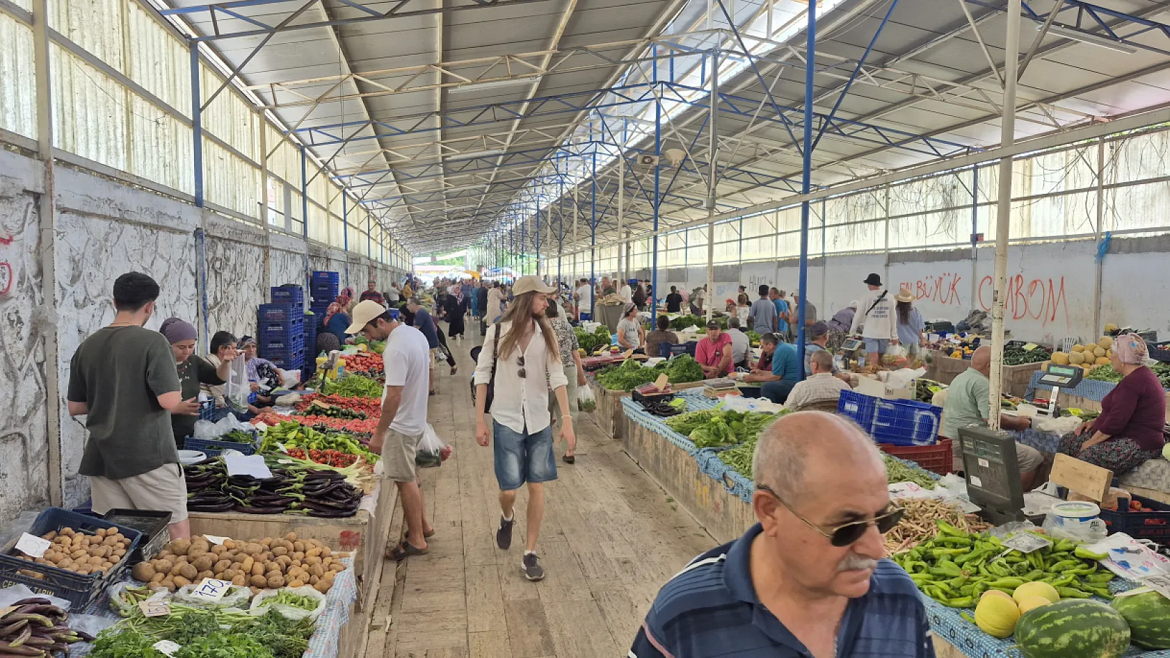 Fethiye Cuma Pazarı'nda Yoğunluk Az, Üretici Dertli: 'Zarar Bırakıyor Genellikle'