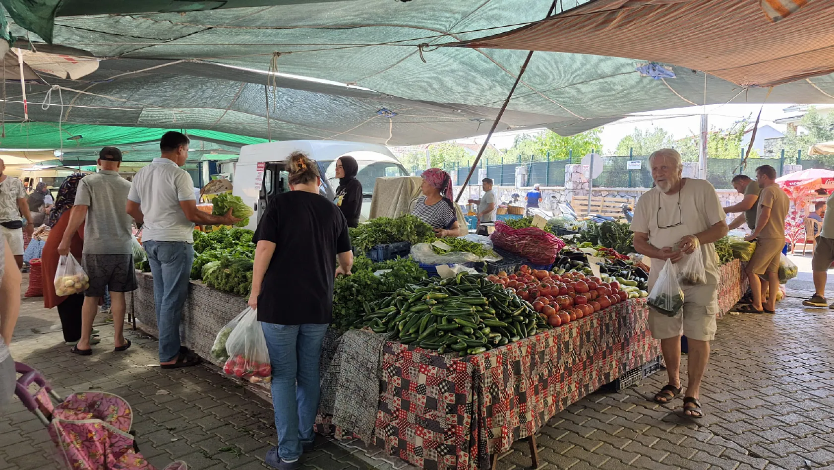 Fethiye Pazar Pazarı'nda babasına yardım ederek destek oluyor