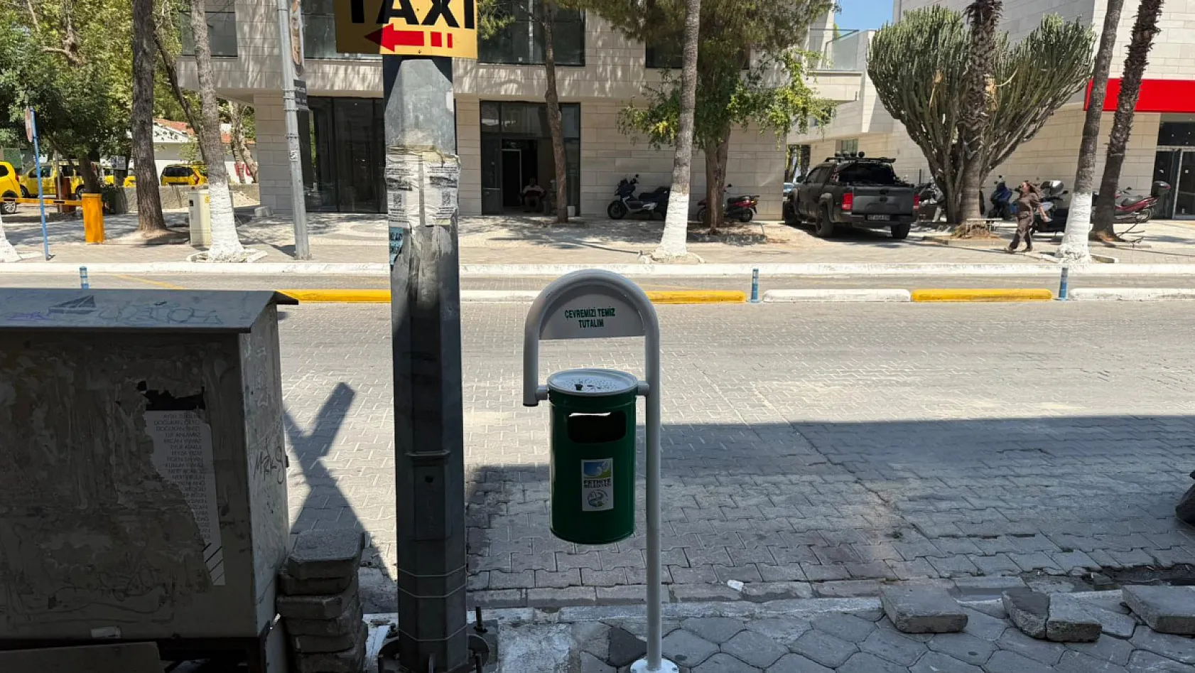 Fethiye Belediyesi, Çarşı'ya Yeni Çöp Kovaları Yerleştirdi