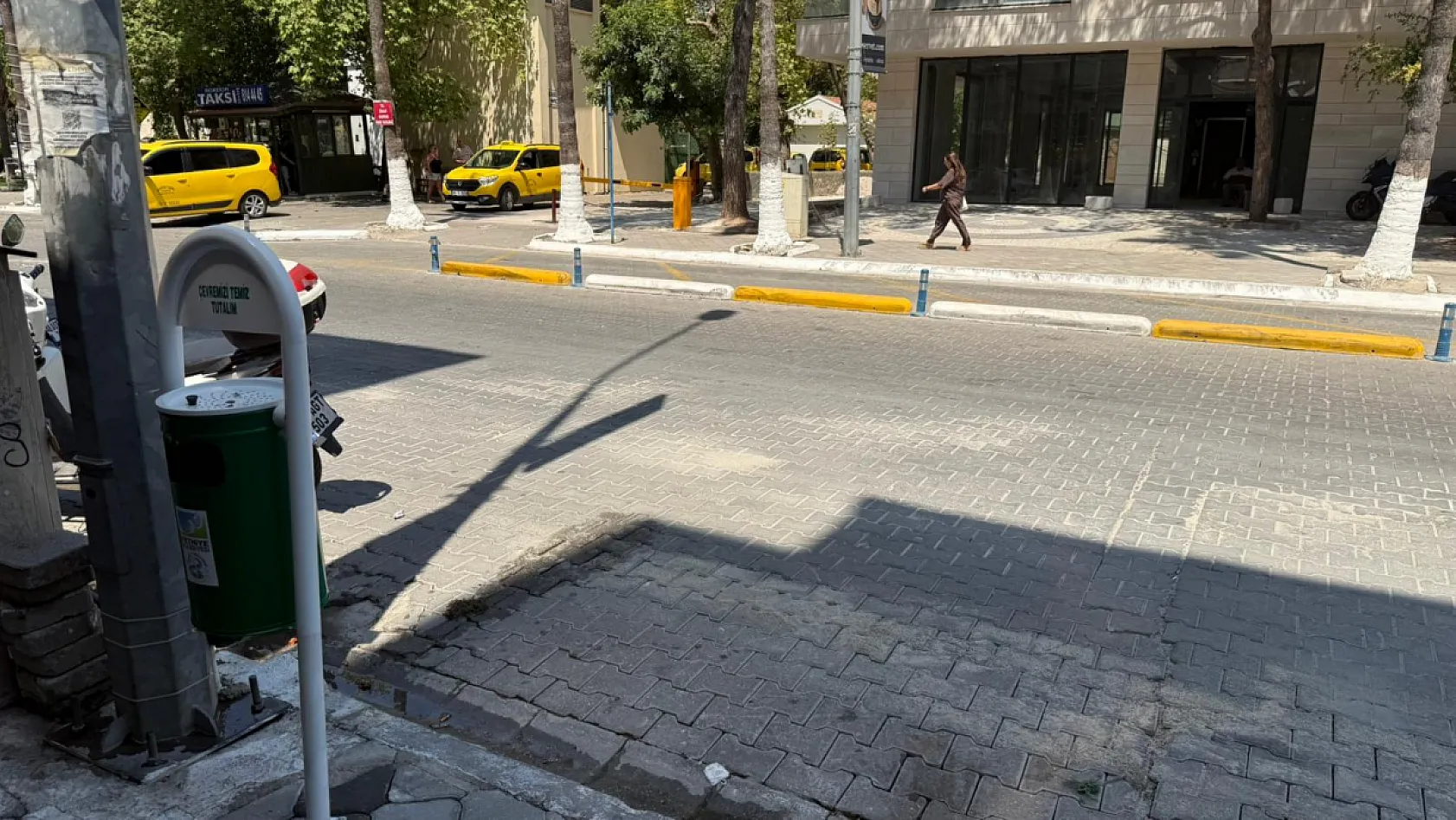 Fethiye Belediyesi, Çarşı'ya Yeni Çöp Kovaları Yerleştirdi