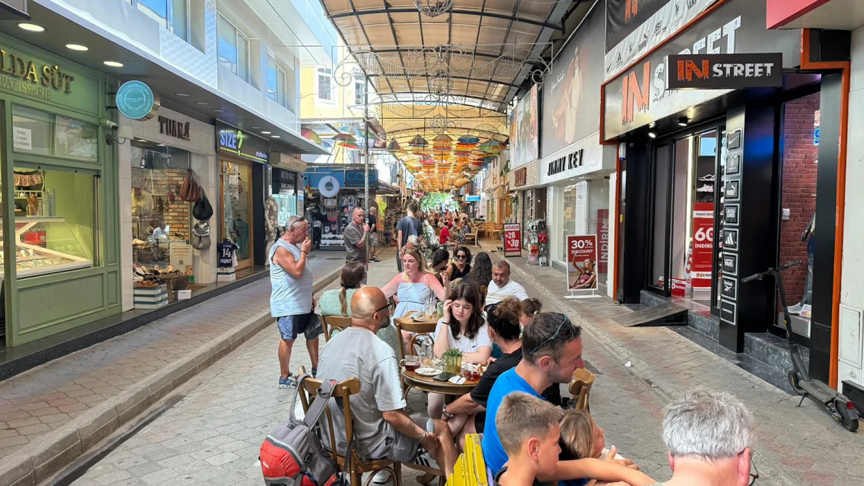 Fethiye Şemsiyeli Sokak'ta Sıcak Havaya Rağmen Turist Yoğunluğu