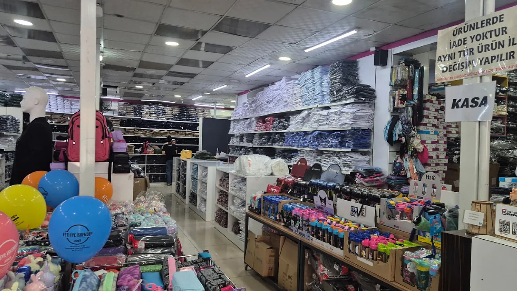 Fethiye'de Güvençoğlu Tekstil'de okul kıyafetleri hazır
