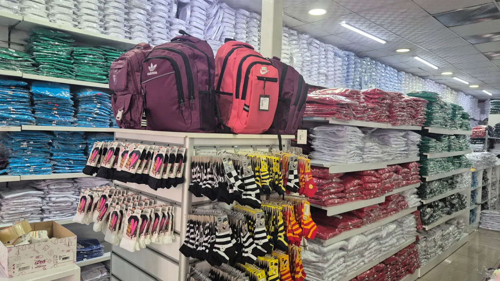 Fethiye'de Güvençoğlu Tekstil'de okul kıyafetleri hazır
