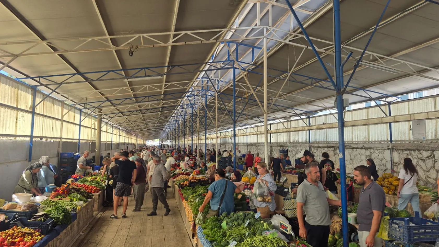 Fethiye'de Salı Pazarı Yoğunluğu: Tezgahlarda Renk Renk Ürünler