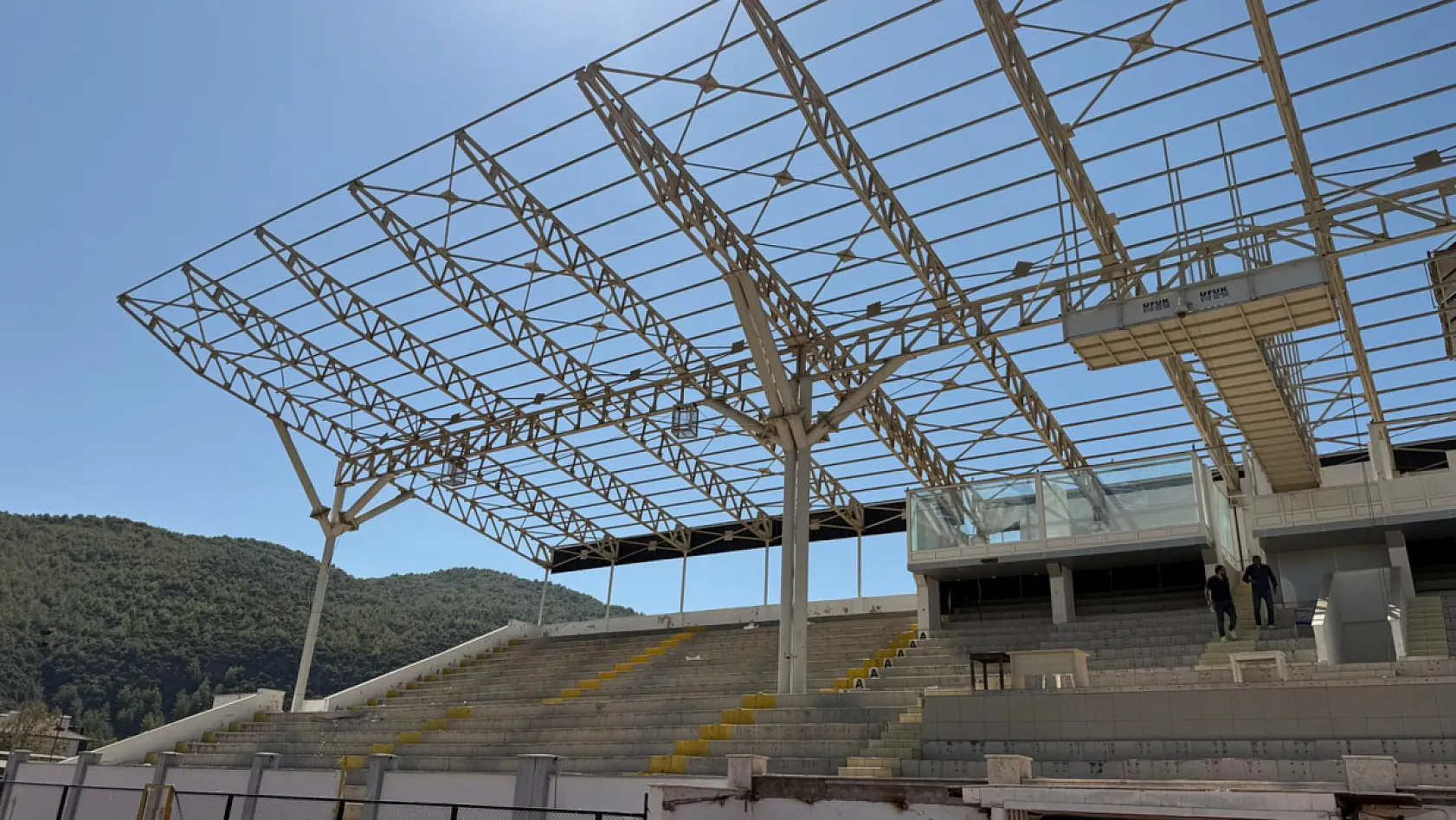 Fethiye İlçe Stadı'nda Betonarme Tribünün Yıkım İşlemi Başladı