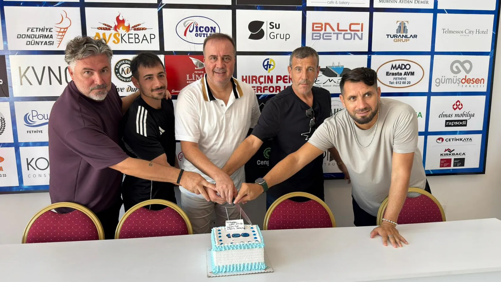 Fethiyespor'dan Teknik Direktör Selahaddin Dinçel'e 100. Maç Sürprizi