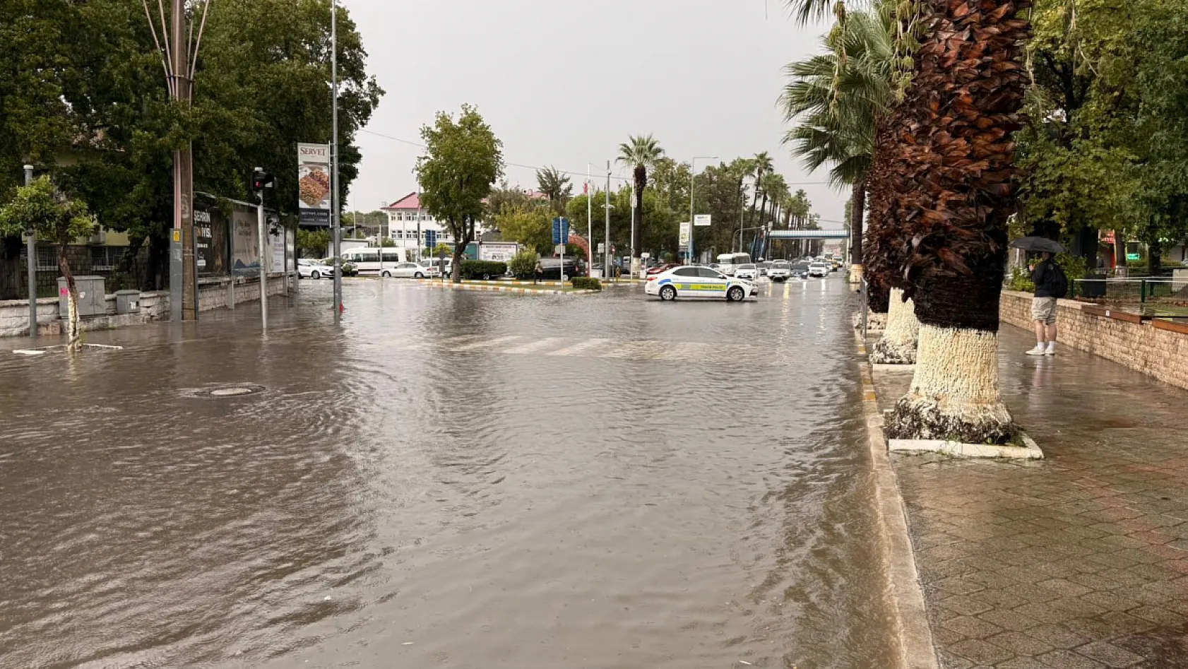 Fethiye'de Atatürk Caddesi yoğun yağıştan dolayı trafiğe kapatıldı