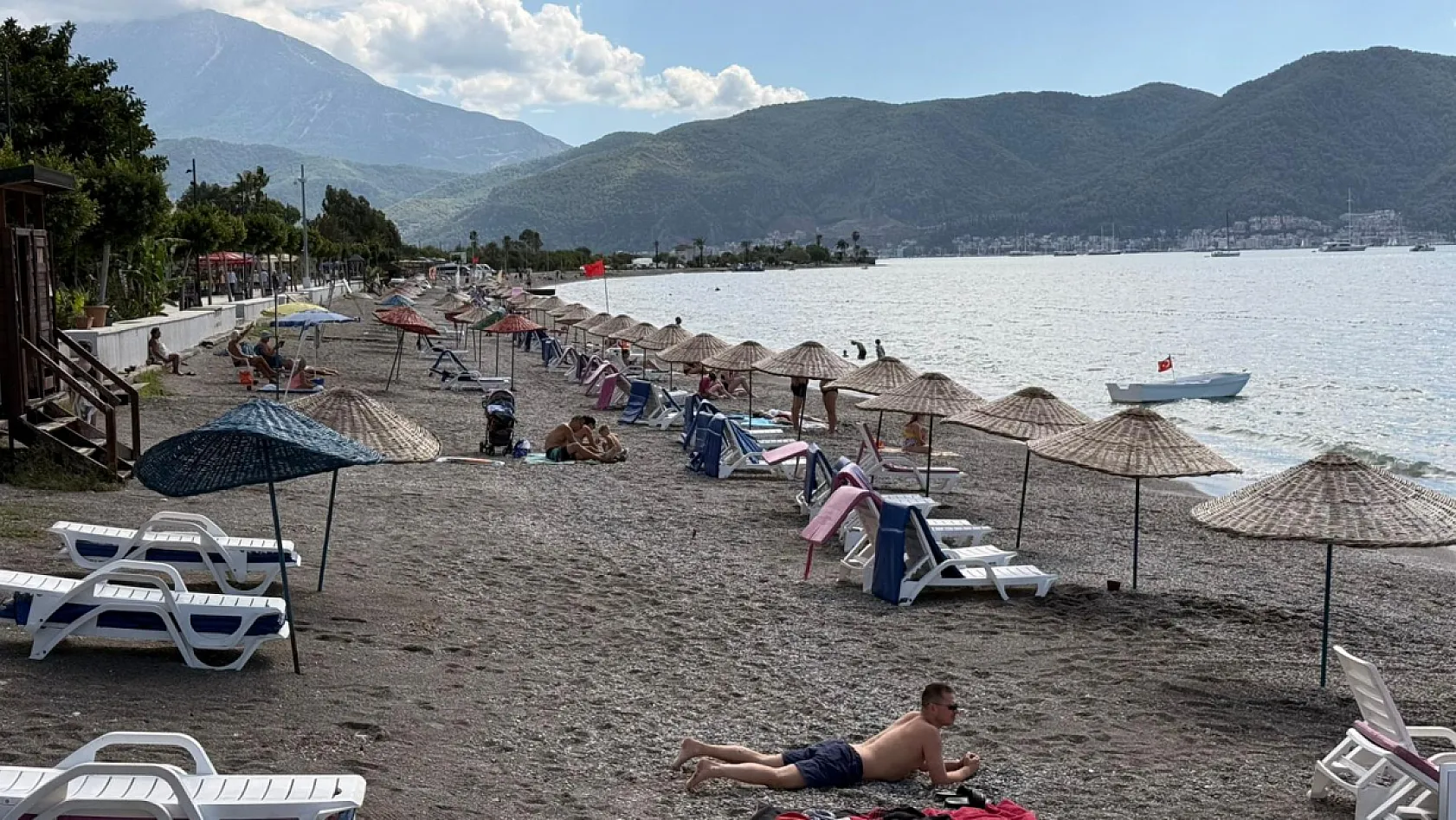 Fethiye'de Ekim ayında tatilciler Çalış Plajı'nda denizin tadını çıkardı