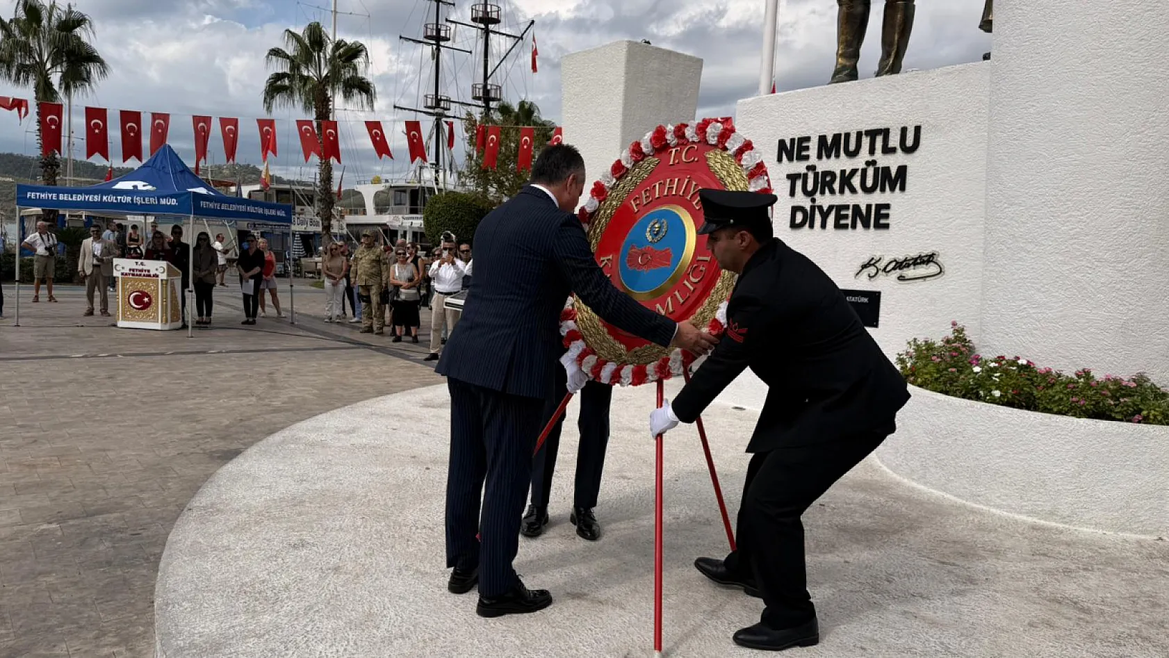 Fethiye'de Cumhuriyet Bayramı kutlamaları kapsamında Atatürk Anıtı'na çelenk sunuldu