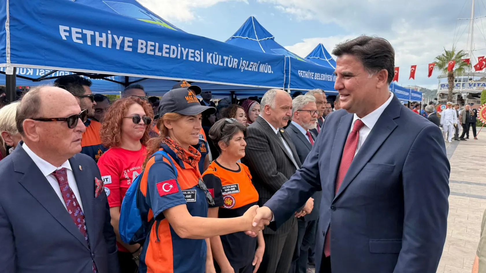 Fethiye'de Cumhuriyet Bayramı kutlamaları kapsamında Atatürk Anıtı'na çelenk sunuldu