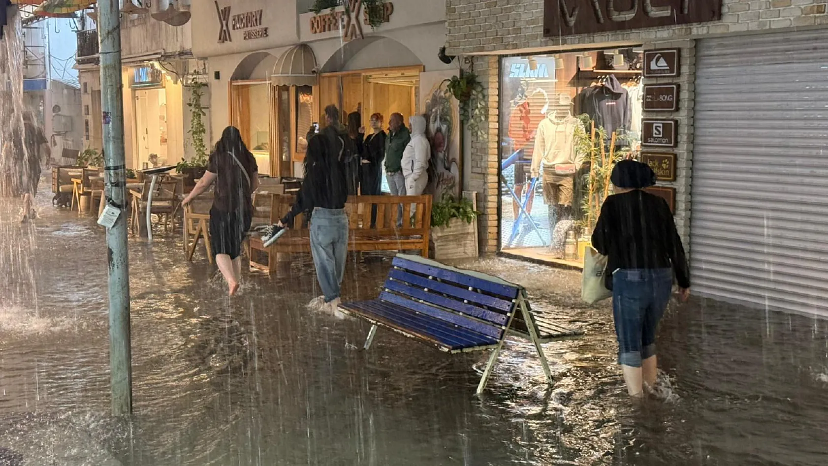 Fethiye'de şiddetli sağanak yağış: Caddeler göle döndü