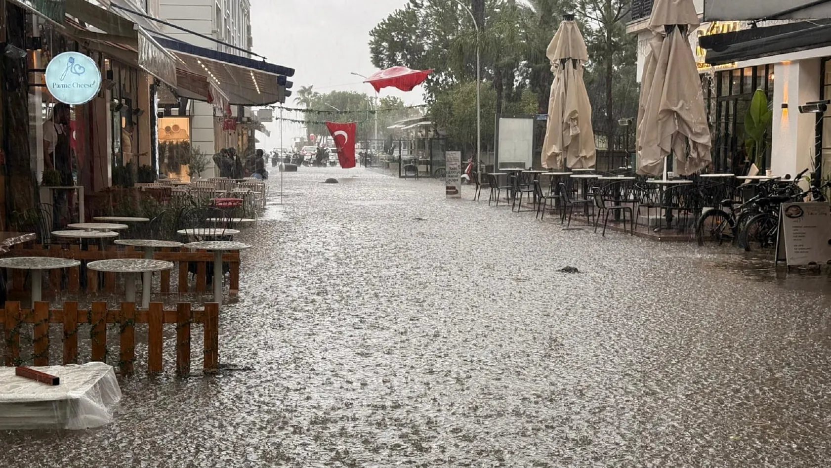 Fethiye'de şiddetli sağanak yağış: Caddeler göle döndü