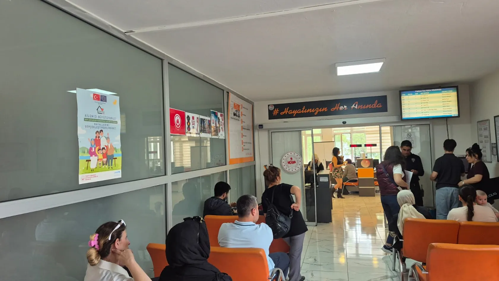 Fethiye'de eski tip ehliyet yoğunluğu: Vatandaşlar son günde Nüfus Müdürlüğü'ne akın etti