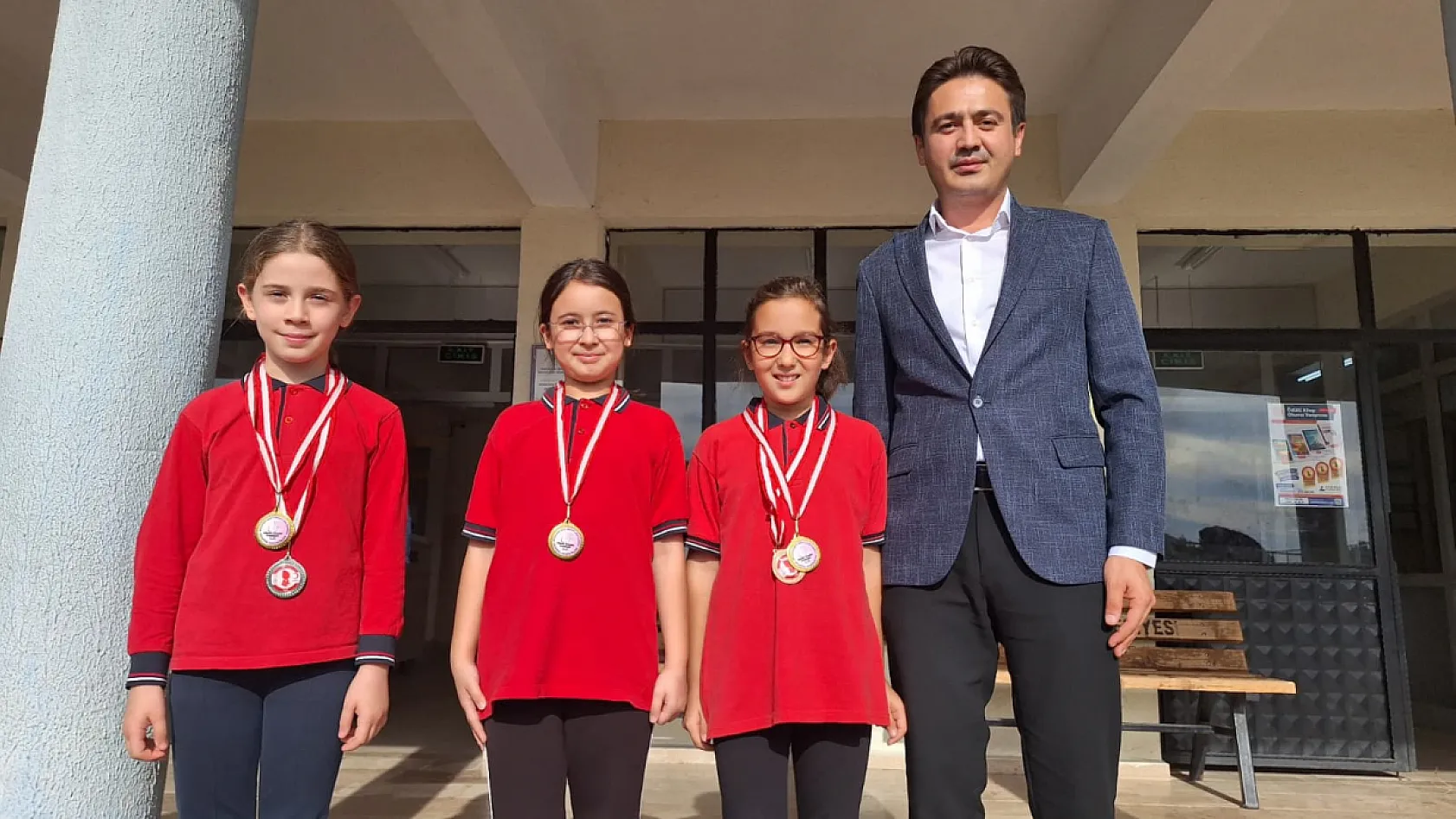 Seydikemer Kaymakamı Dİlekli, Şehit Gürcan Akan İlkokulu'nda bayrak törenine katıldı