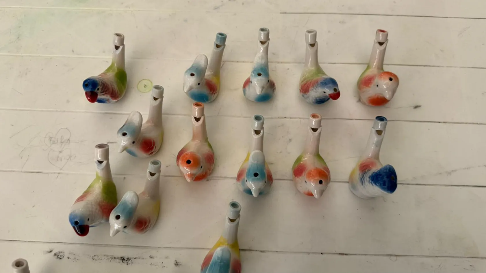 Fethiye'de tezgahından melodi satan esnaf: Kuştan düdük cümbüşü