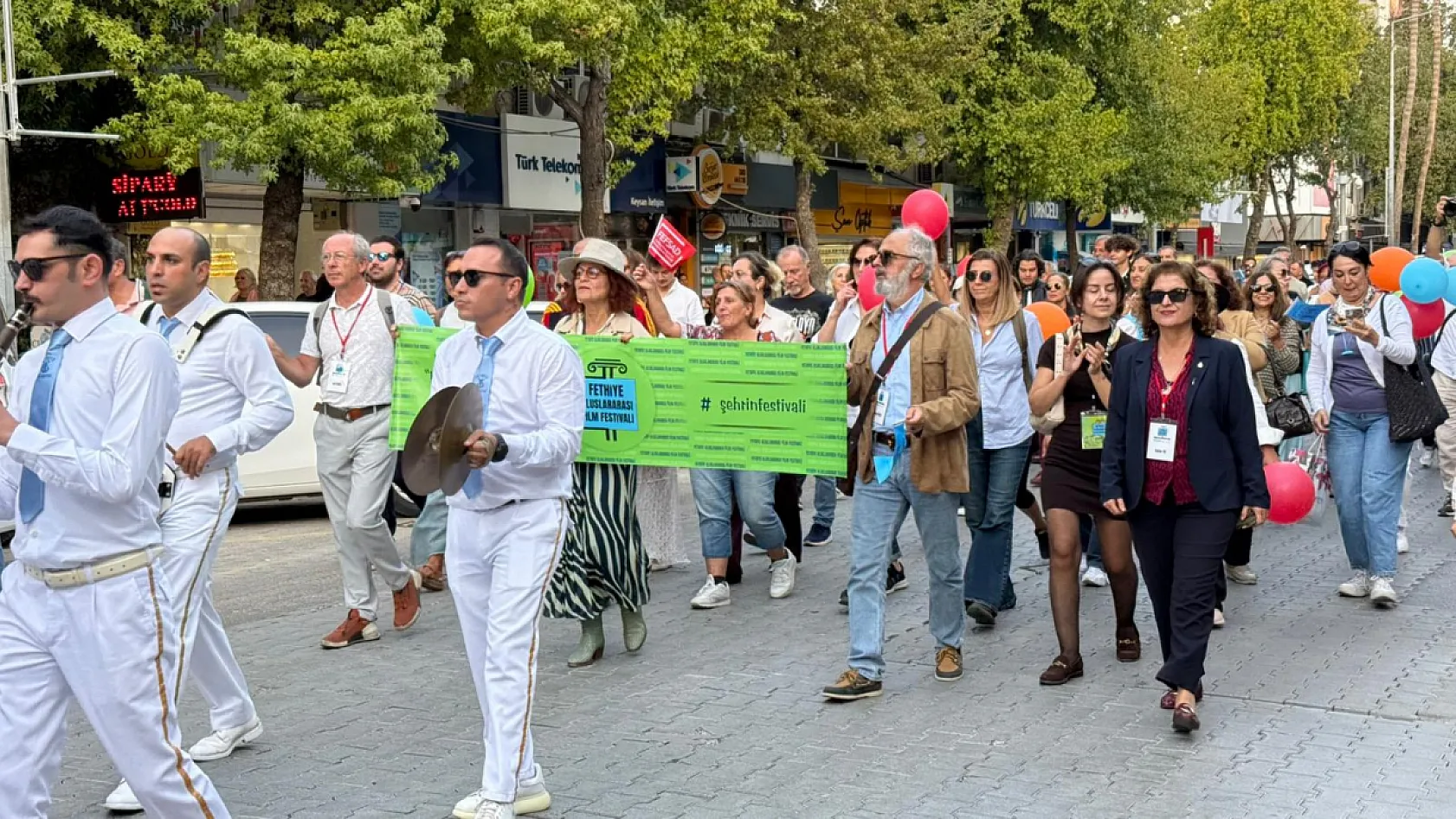 Sinemaseverler Fethiye sokaklarında buluştu: Film Festivali Korteji renkli görüntülere sahne oldu