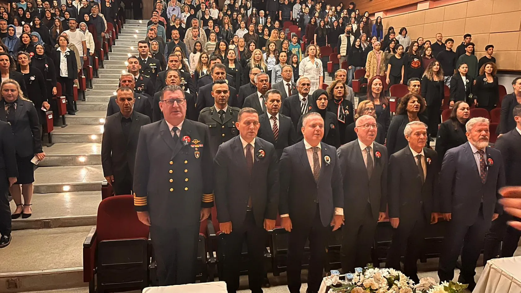 Fethiye'de öğrencilerden Atatürk'e saygı ve özlem dolu anma