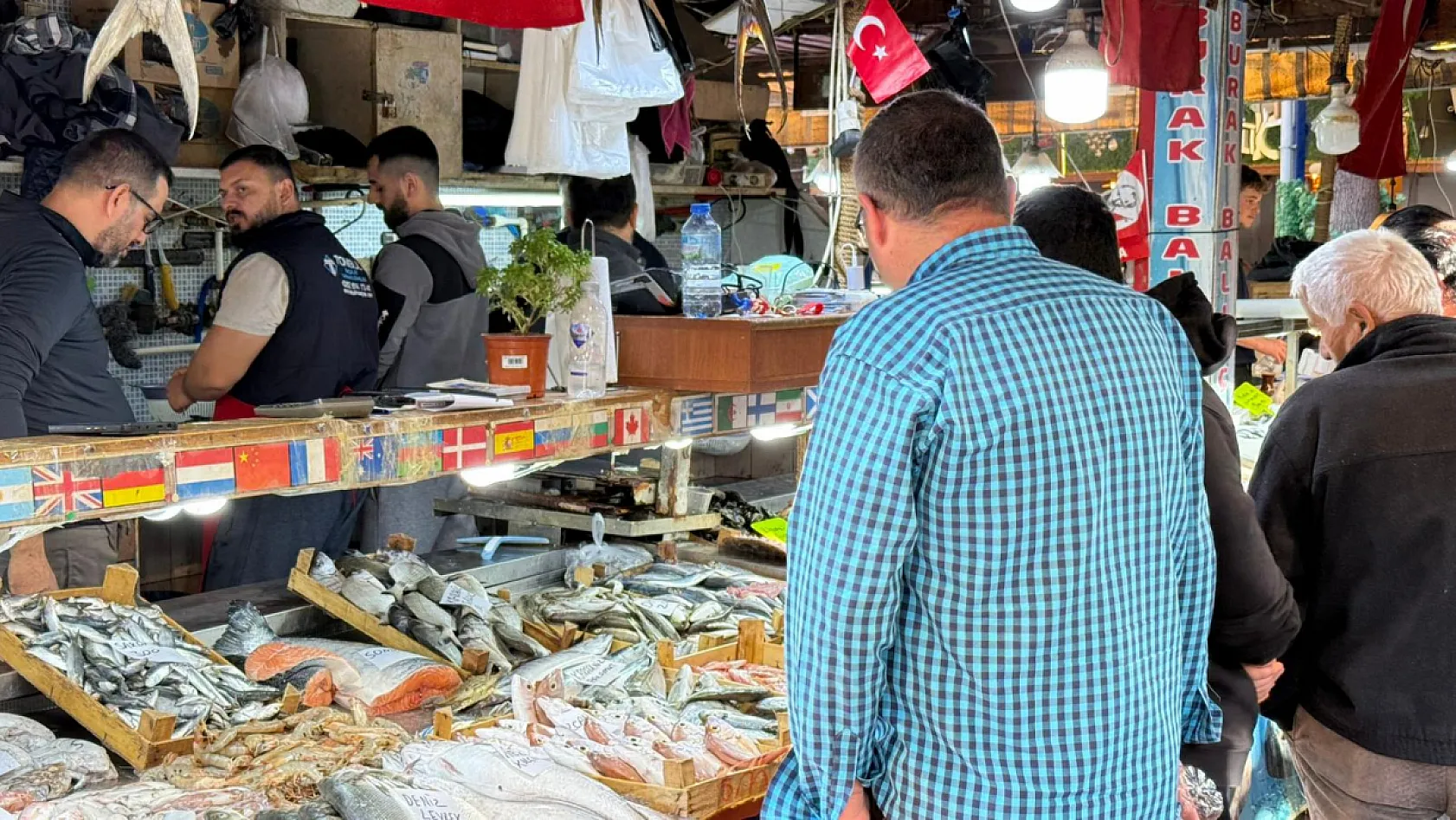 Fethiye'de balık sezonu bereketi: Tezgahların gözdesi küçük balıklar