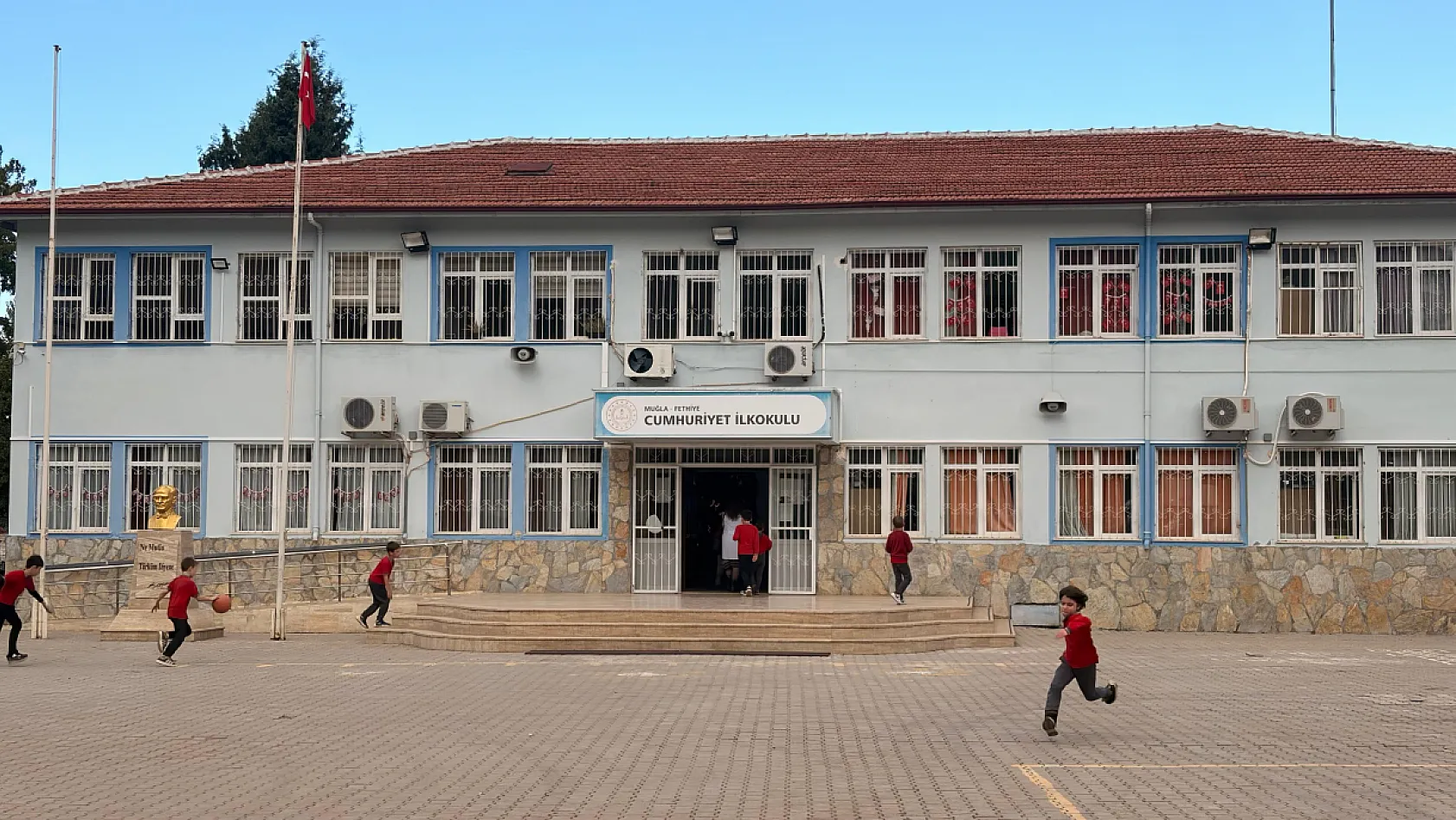 Fethiye'de öğrenciler ilk ara tatilin ardından dersbaşı yaptı