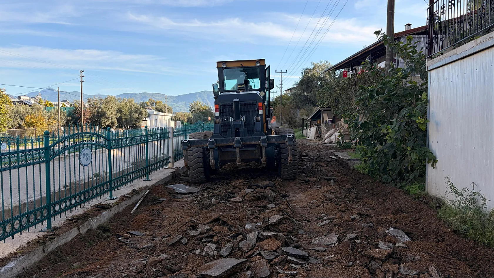 Fethiye'de Hıdırlık mevkii kanal boyunda yol çalışmaları başladı