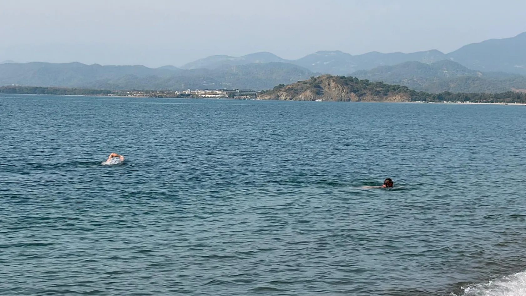 Fethiye'de sıcak havayı Çalış Plajı'nda değerlendirdiler