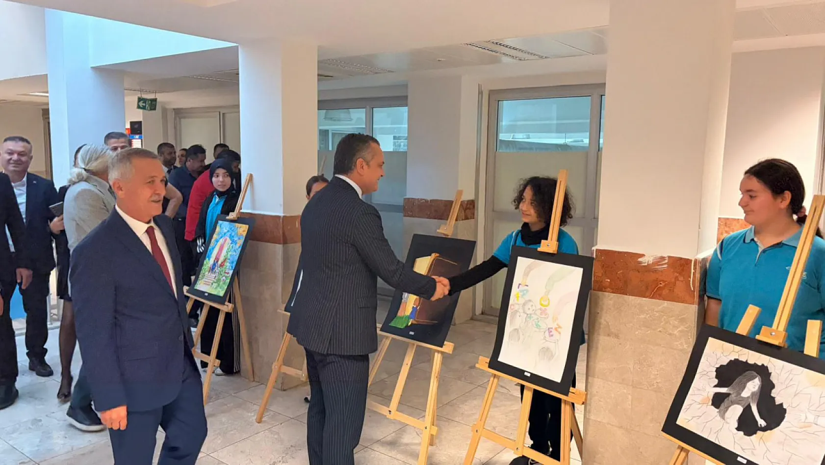 Fethiye'de 'Öğrenci Gözünden Öğretmenler Günü' sergisi