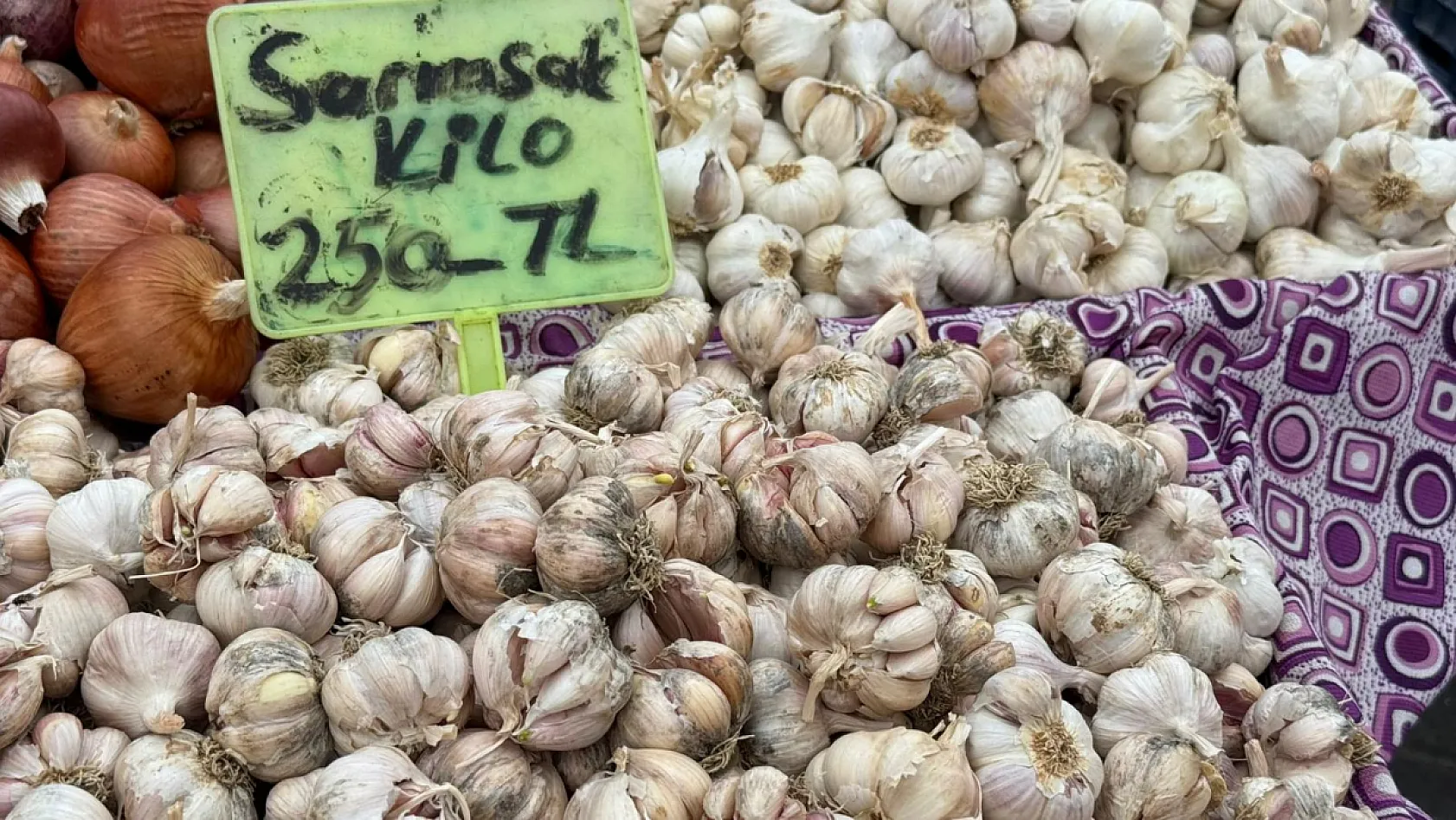 Fethiye Cuma Pazarı'nda sarımsak fiyatı rekor kırdı