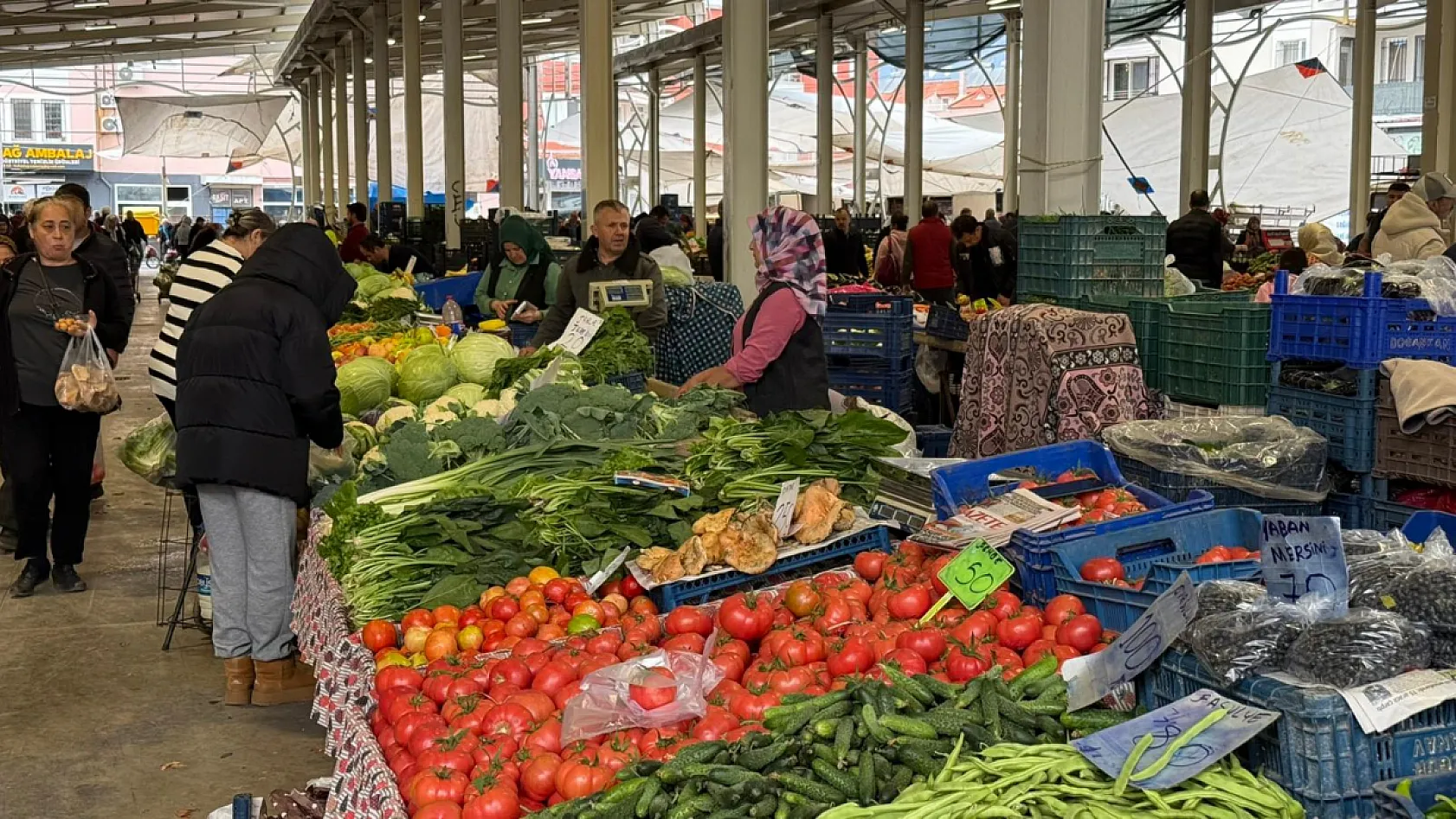 Fethiye Cumartesi Pazarı'nda taze sebze ve meyve fiyatları