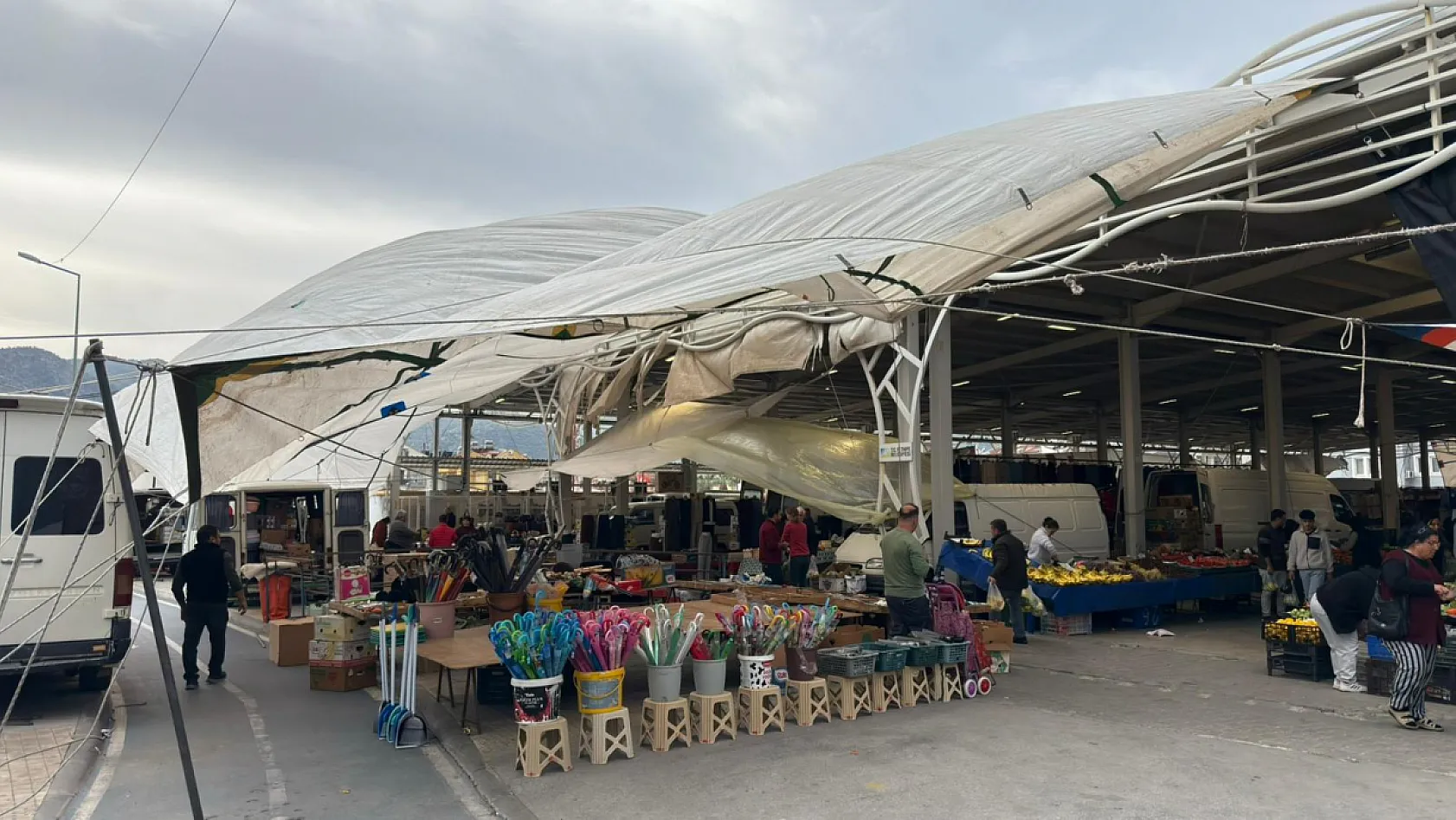 Fethiye Cumartesi Pazarı sert rüzgar ve soğuk havaya rağmen kuruldu
